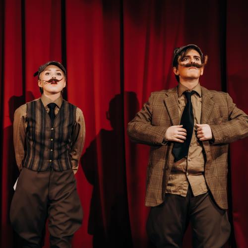 ungdommer som spiller teater