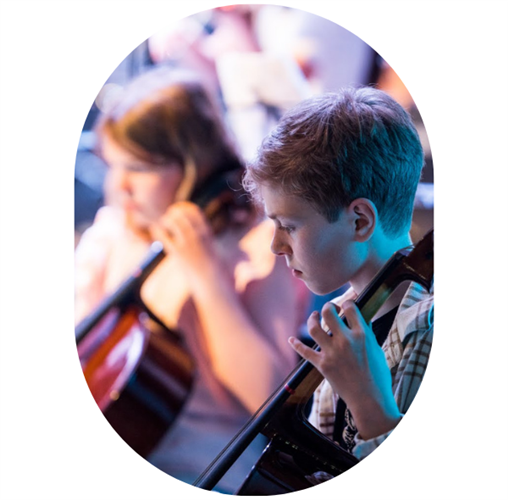 barn som spiller cello