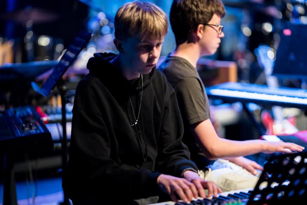 elever som spiller i band - Klikk for stort bilde