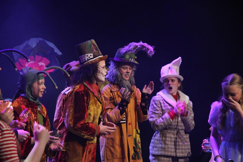 ungdommer som spiller teater - Klikk for stort bilde