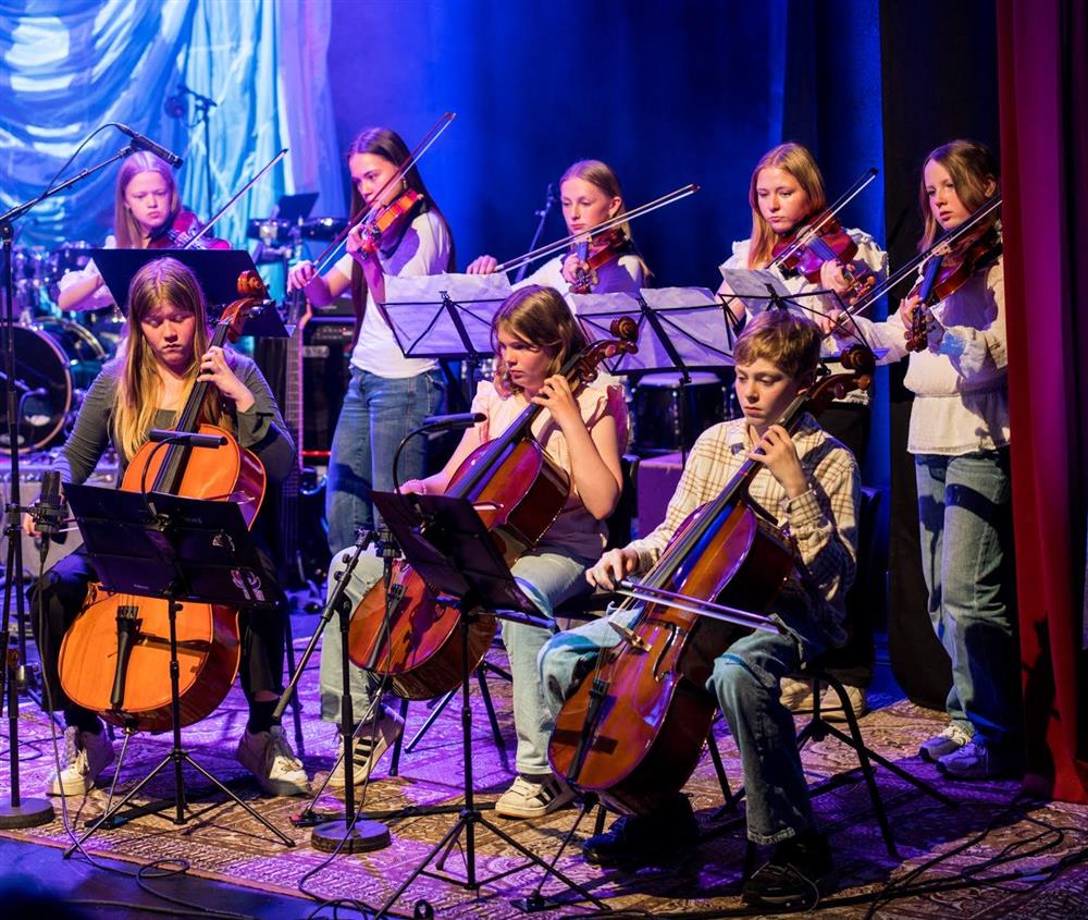 elever som spiller i band - Klikk for stort bilde