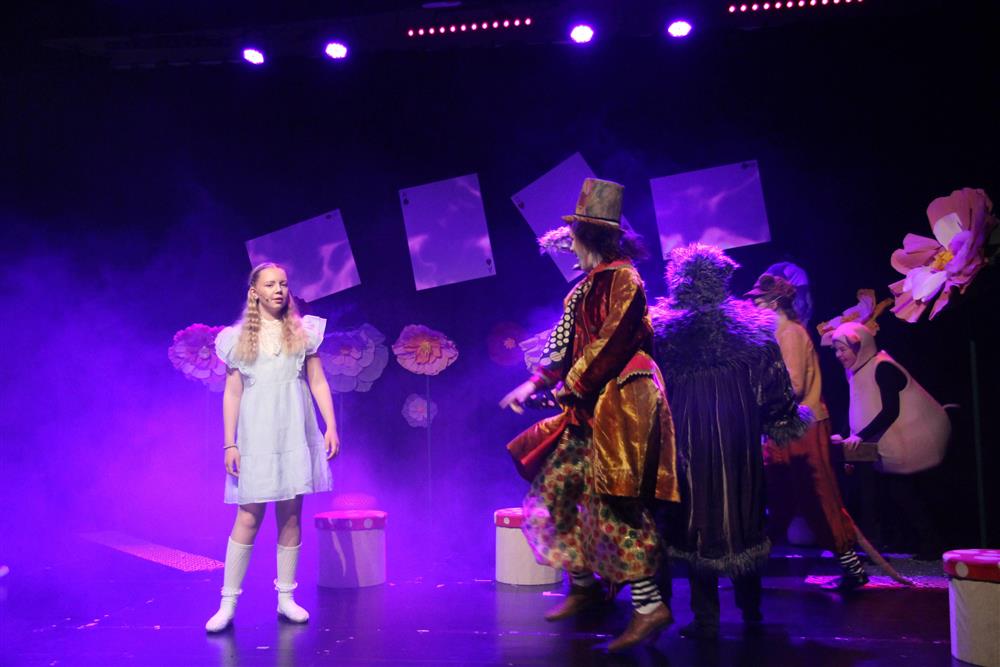 ungdommer som spiller teater - Klikk for stort bilde