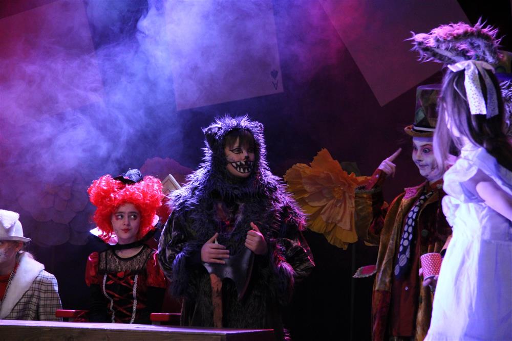 ungdommer som spiller teater - Klikk for stort bilde