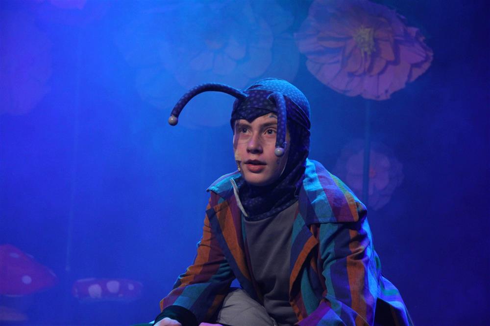 ungdommer som spiller teater - Klikk for stort bilde