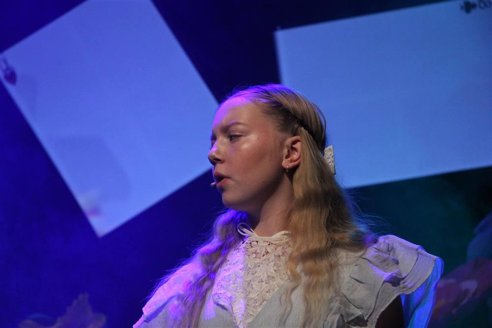 ungdommer som spiller teater - Klikk for stort bilde