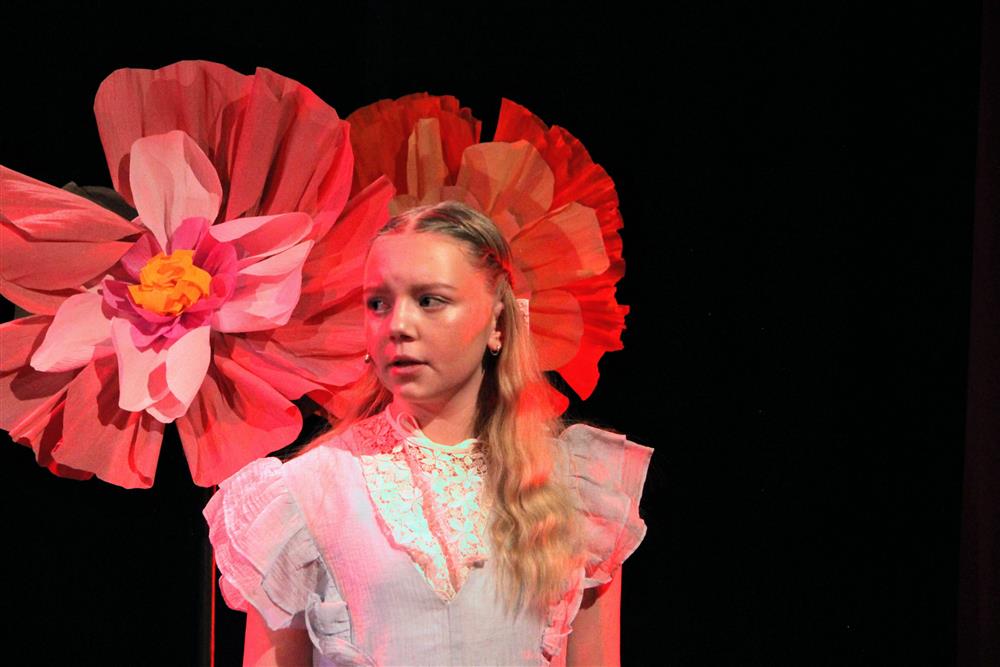 ungdommer som spiller teater - Klikk for stort bilde