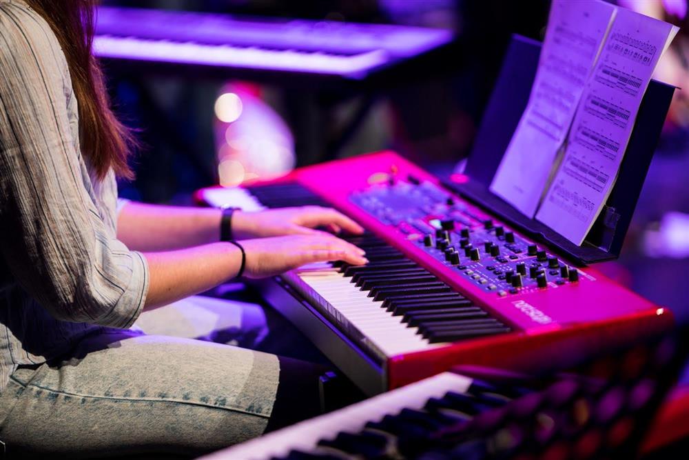 elever som spiller i band - Klikk for stort bilde