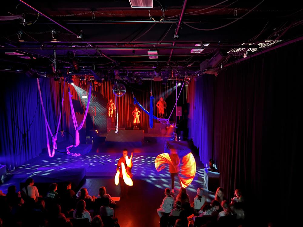 barn på scene i nysirkusforestilling - Klikk for stort bilde