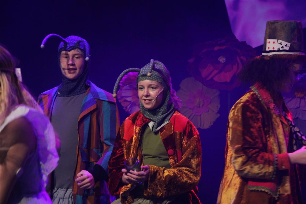 ungdommer som spiller teater - Klikk for stort bilde