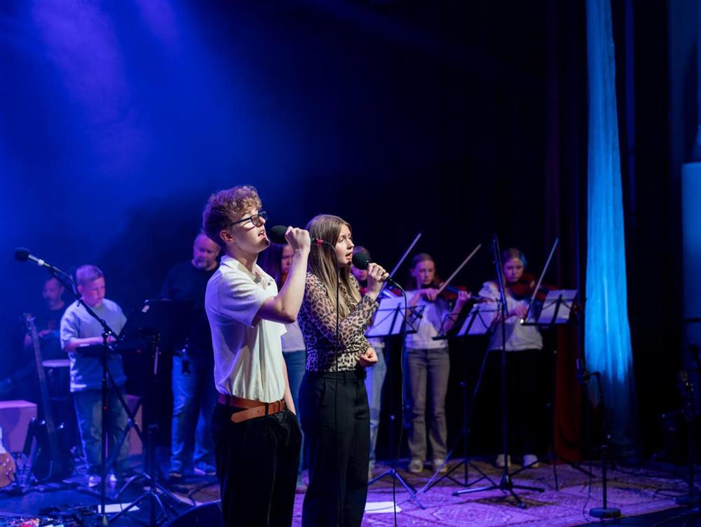 elever som spiller i band - Klikk for stort bilde