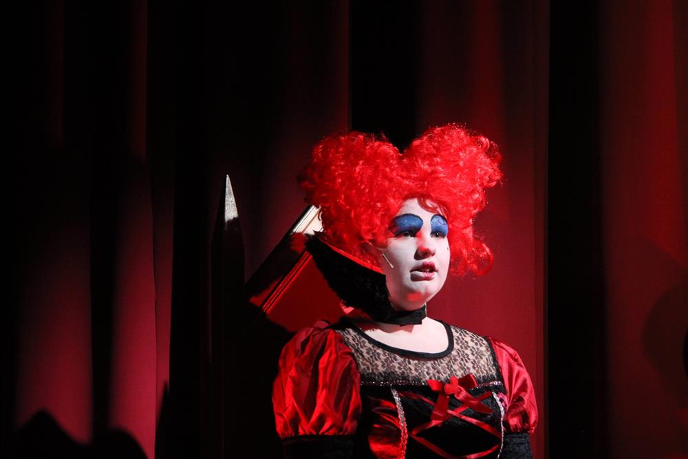 ungdommer som spiller teater - Klikk for stort bilde