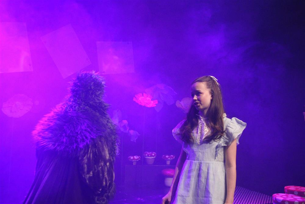 ungdommer som spiller teater - Klikk for stort bilde