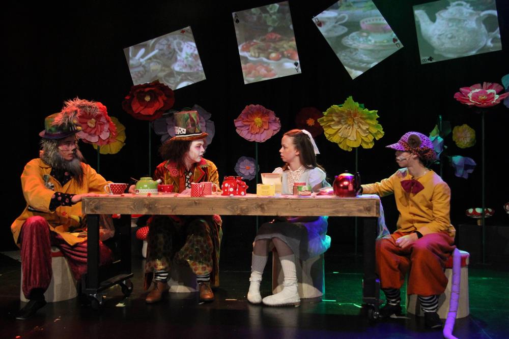 ungdommer som spiller teater - Klikk for stort bilde