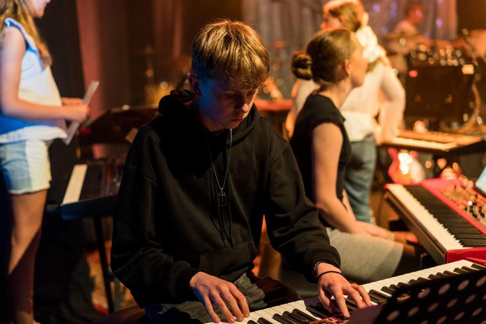 elever som spiller i band - Klikk for stort bilde