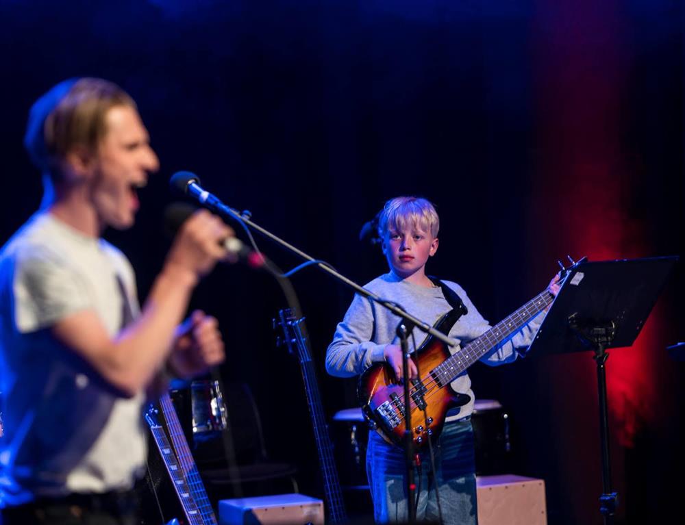 elever som spiller i band - Klikk for stort bilde