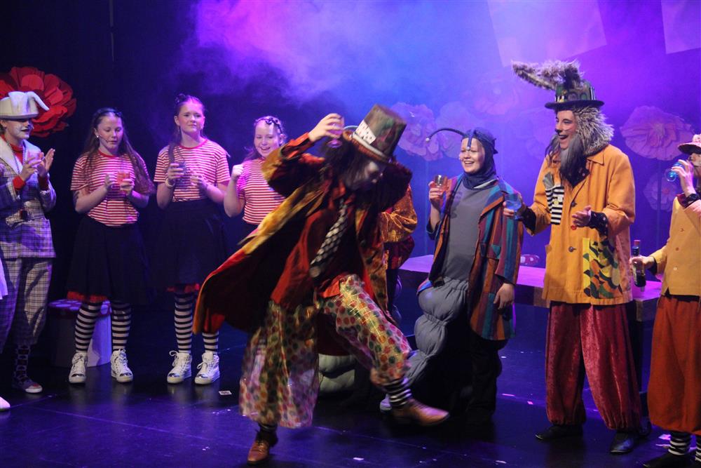 ungdommer som spiller teater - Klikk for stort bilde