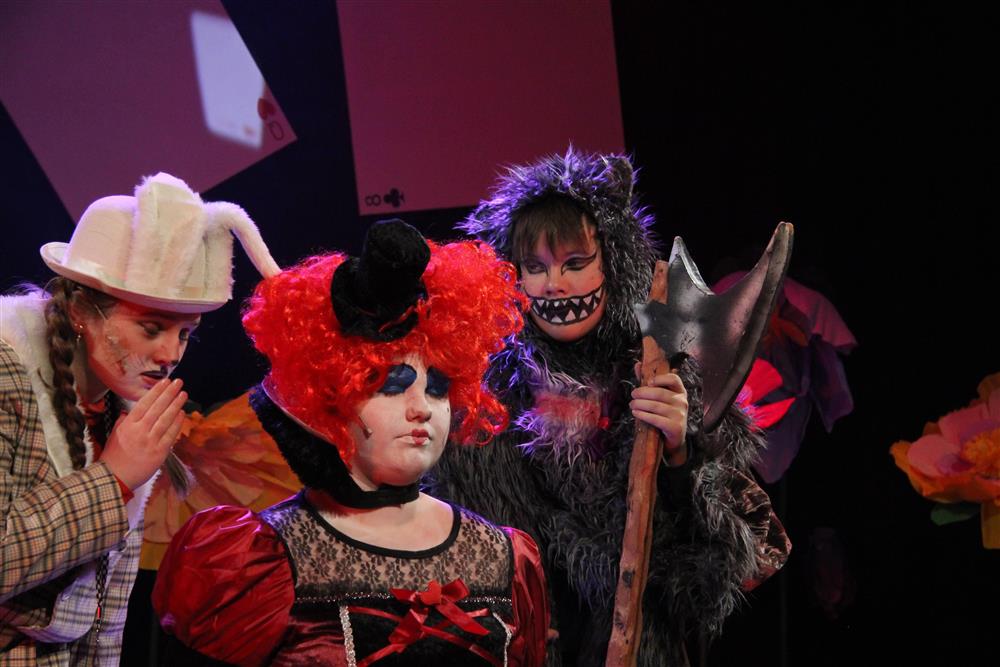 ungdommer som spiller teater - Klikk for stort bilde