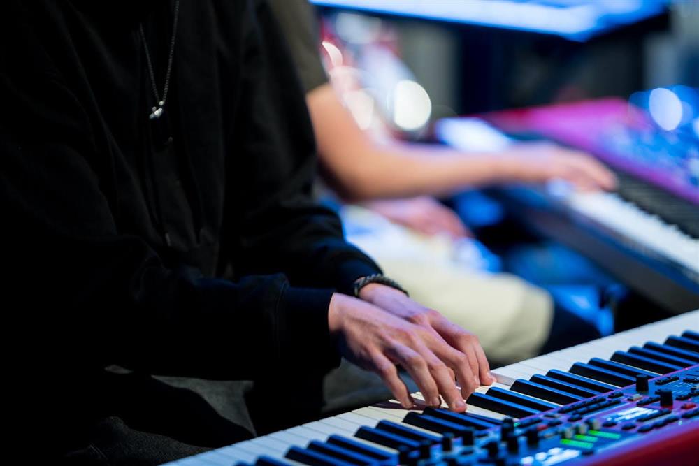 elever som spiller i band - Klikk for stort bilde