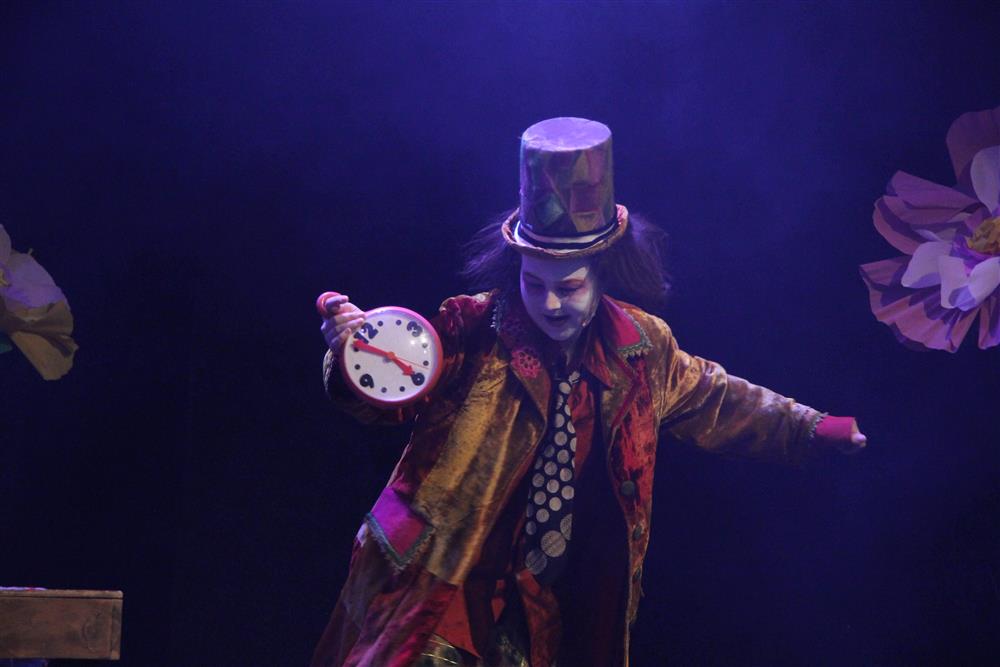 ungdommer som spiller teater - Klikk for stort bilde