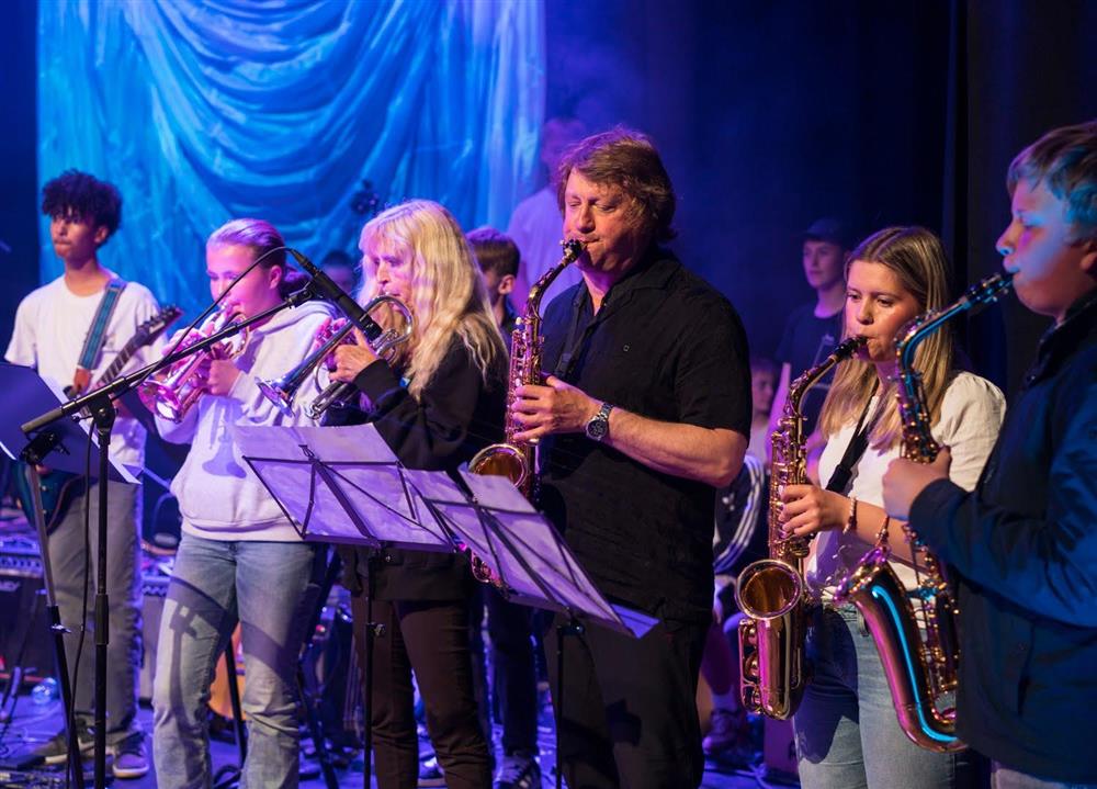 elever som spiller i band - Klikk for stort bilde