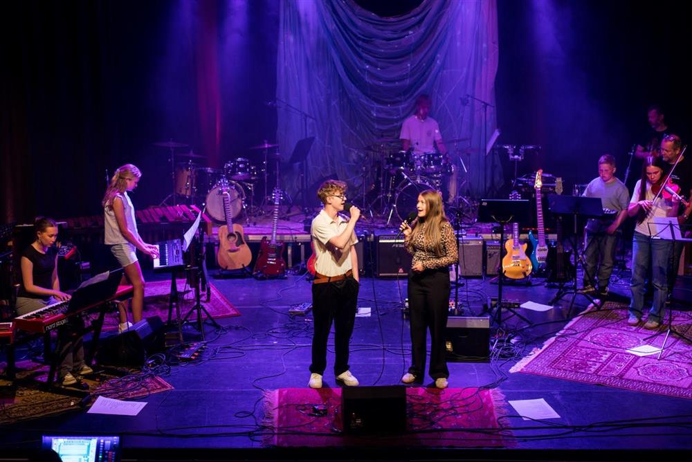 elever som spiller i band - Klikk for stort bilde