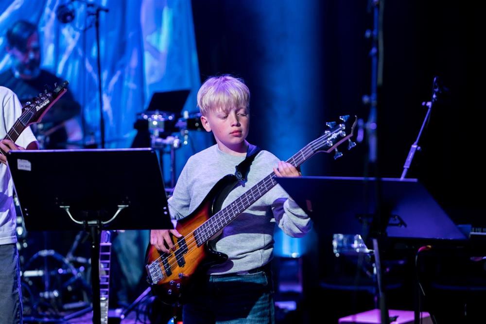 elever som spiller i band - Klikk for stort bilde