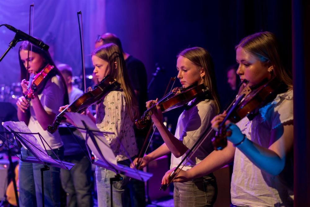 elever som spiller i band - Klikk for stort bilde