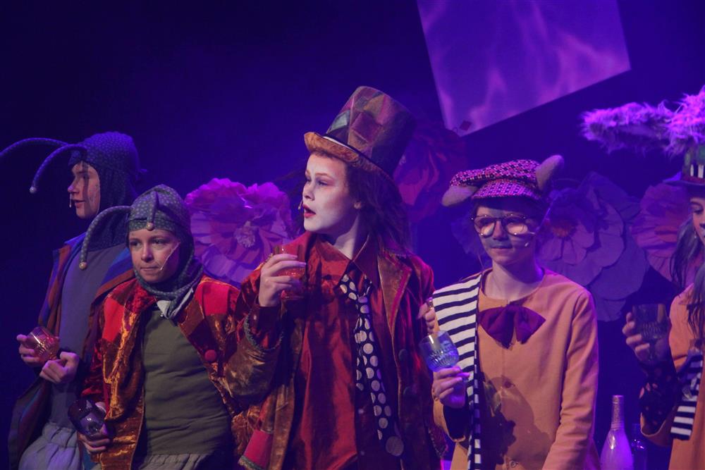 ungdommer som spiller teater - Klikk for stort bilde