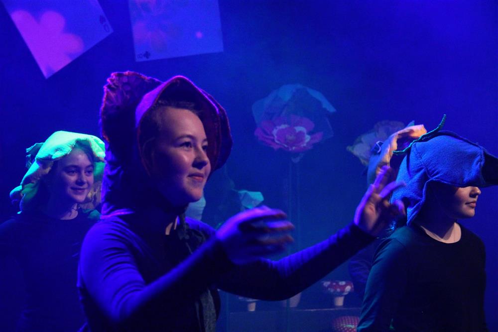 ungdommer som spiller teater - Klikk for stort bilde