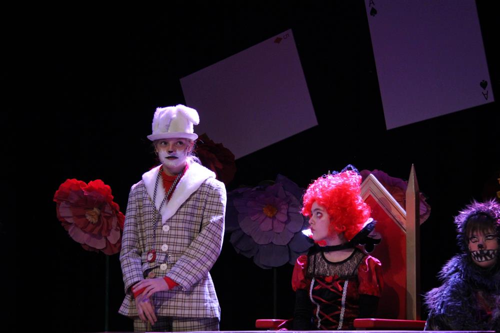 ungdommer som spiller teater - Klikk for stort bilde