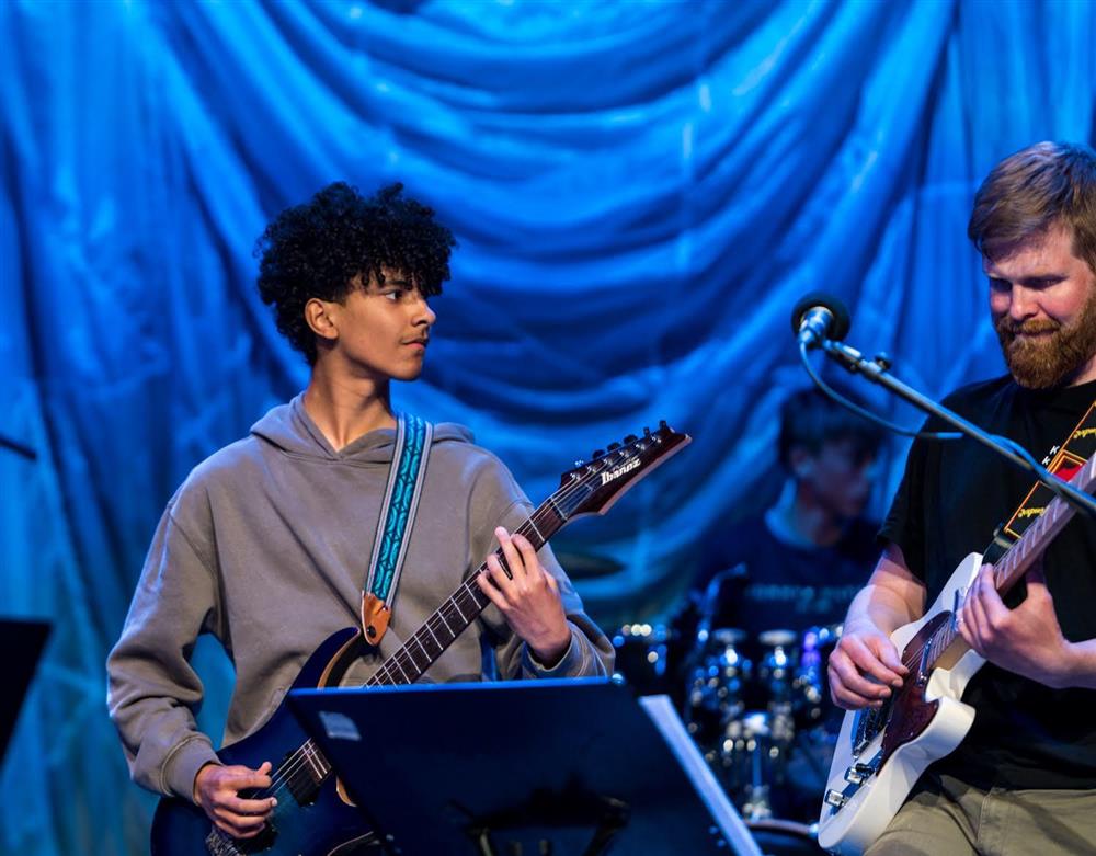 elever som spiller i band - Klikk for stort bilde